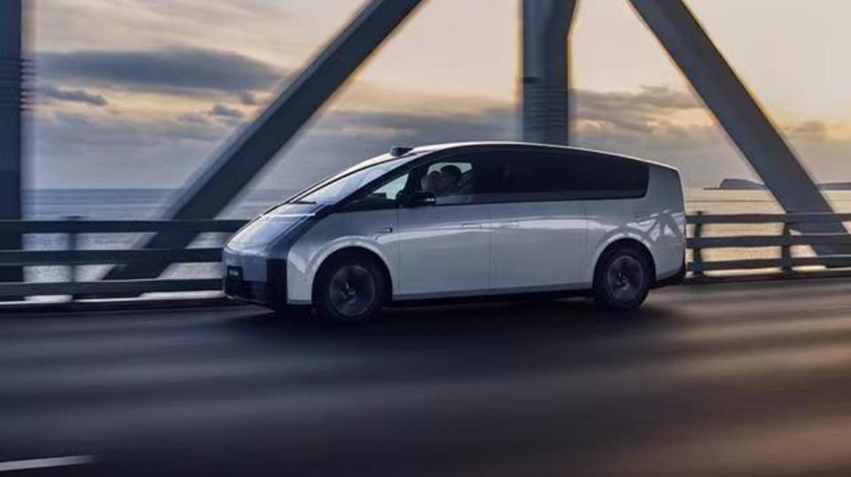 理想MEGA竞争力分析
凭借酷似高铁车头的先锋设计，理想MEGA自亮相起便成为话