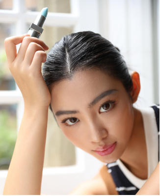 紫妹同款 的#PRADA蓝色唇膏# 真是让人一眼心动！！！ baby蓝膏体却能瞬