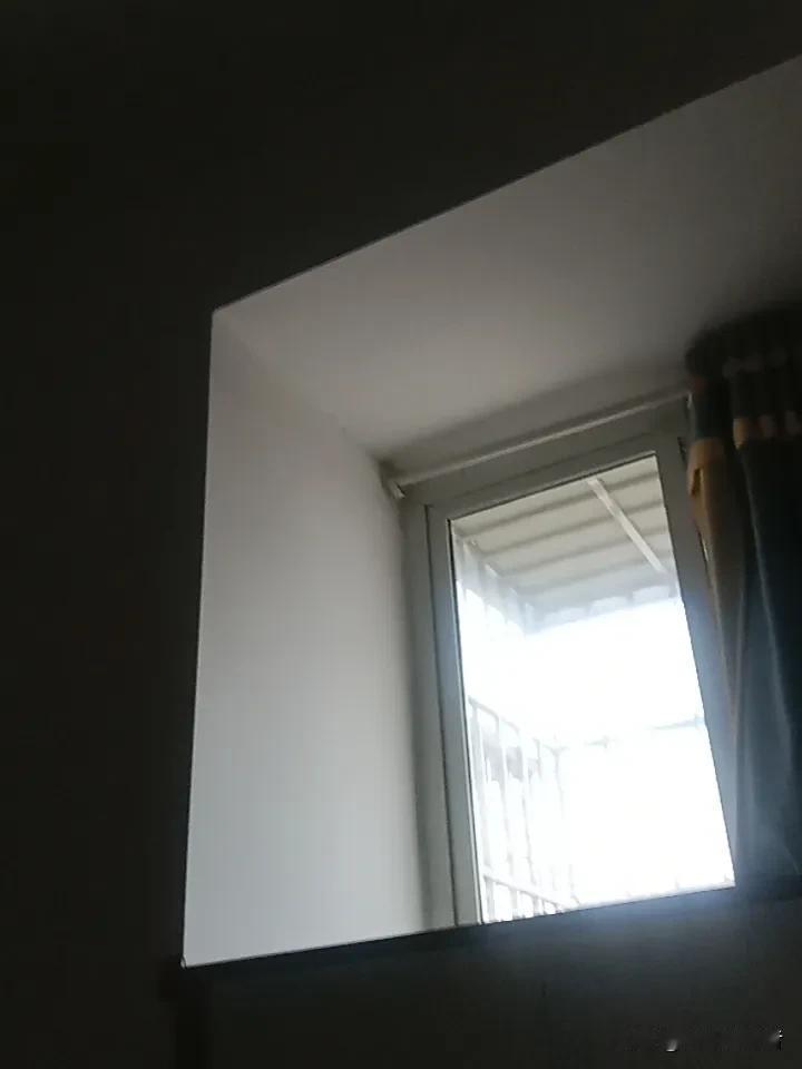 透过窗户一看，今天没太阳，得加一件衣服。想起上次没看天气就出门，结果被冷风吹得直