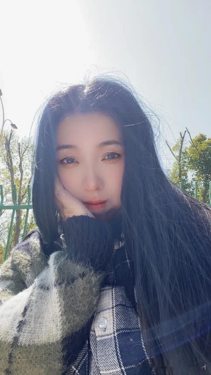 我是两个女儿的妈妈
看到湖北读大学19岁女孩的悲剧，我流眼泪了，好悲惨，哪个父母