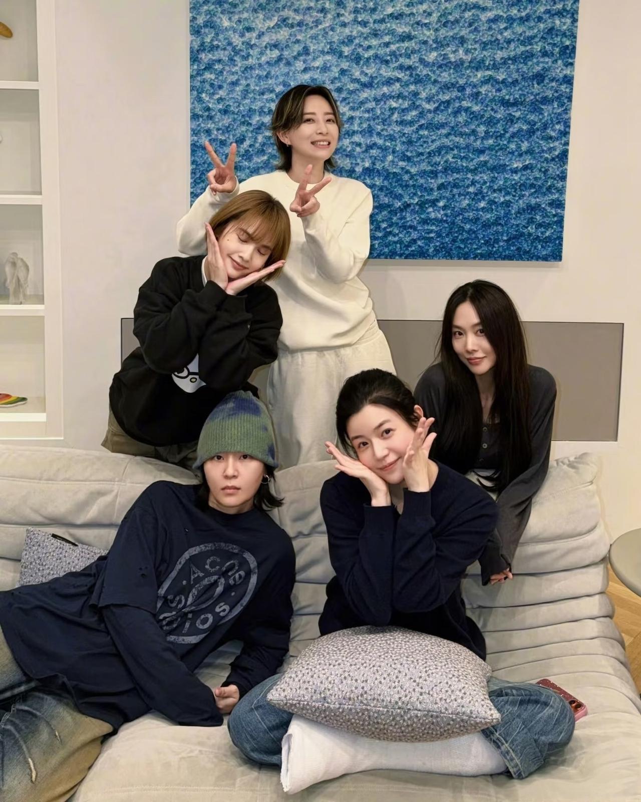 陈妍希脚受伤了，
好姐妹杨丞琳，周笔畅，李斯丹妮，王霏霏一起去看她，
还在她打石