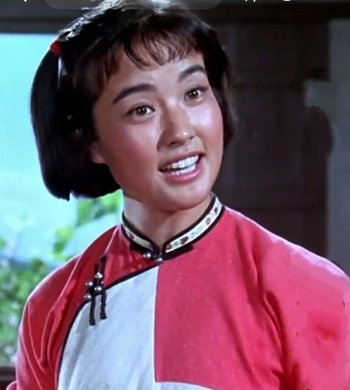 刘晓庆的第一部片子你们看过吗！
她拍的第一部影片是1976年的《南海长城》。她在