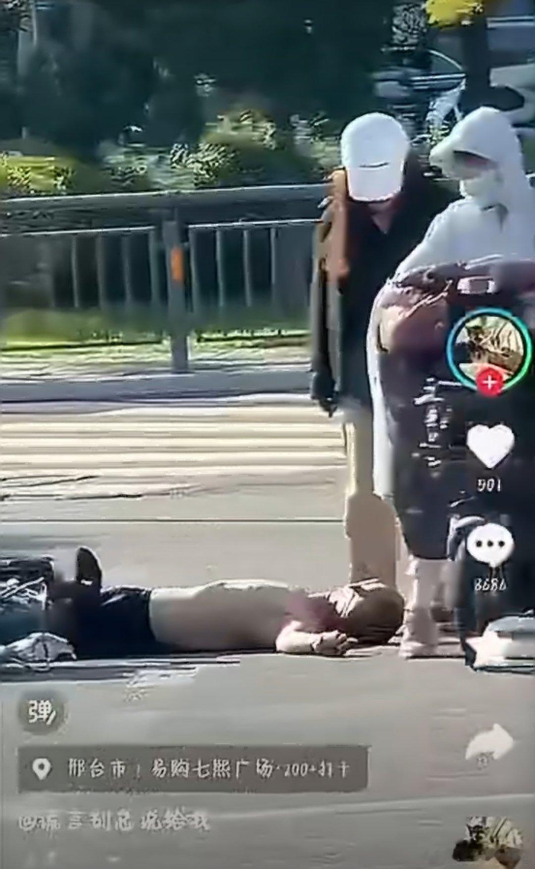 警方回应来了，双方相互认识是私人纠纷，在驾驶过程中发生口角争吵而产生冲突，目前在