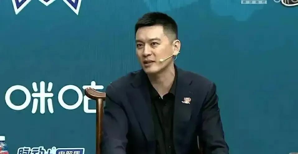 杨鸣刚上解说台，平台会员就被冲爆了，球迷这次是真的热情，评价一个比一个高，球迷买