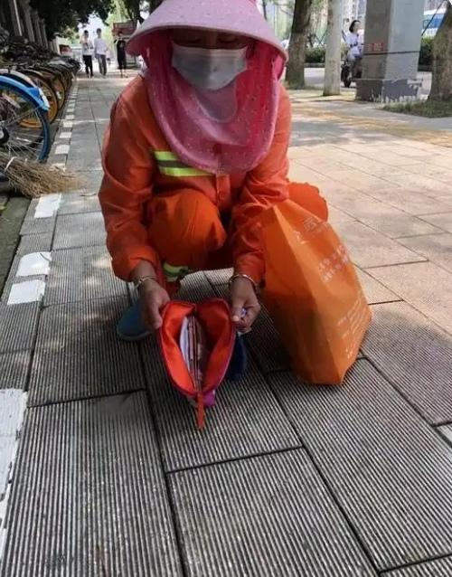3月1日，一位环卫工大姐捡到一件衣服，起初以为是别人丢弃的准备拿走扔掉，突然看到