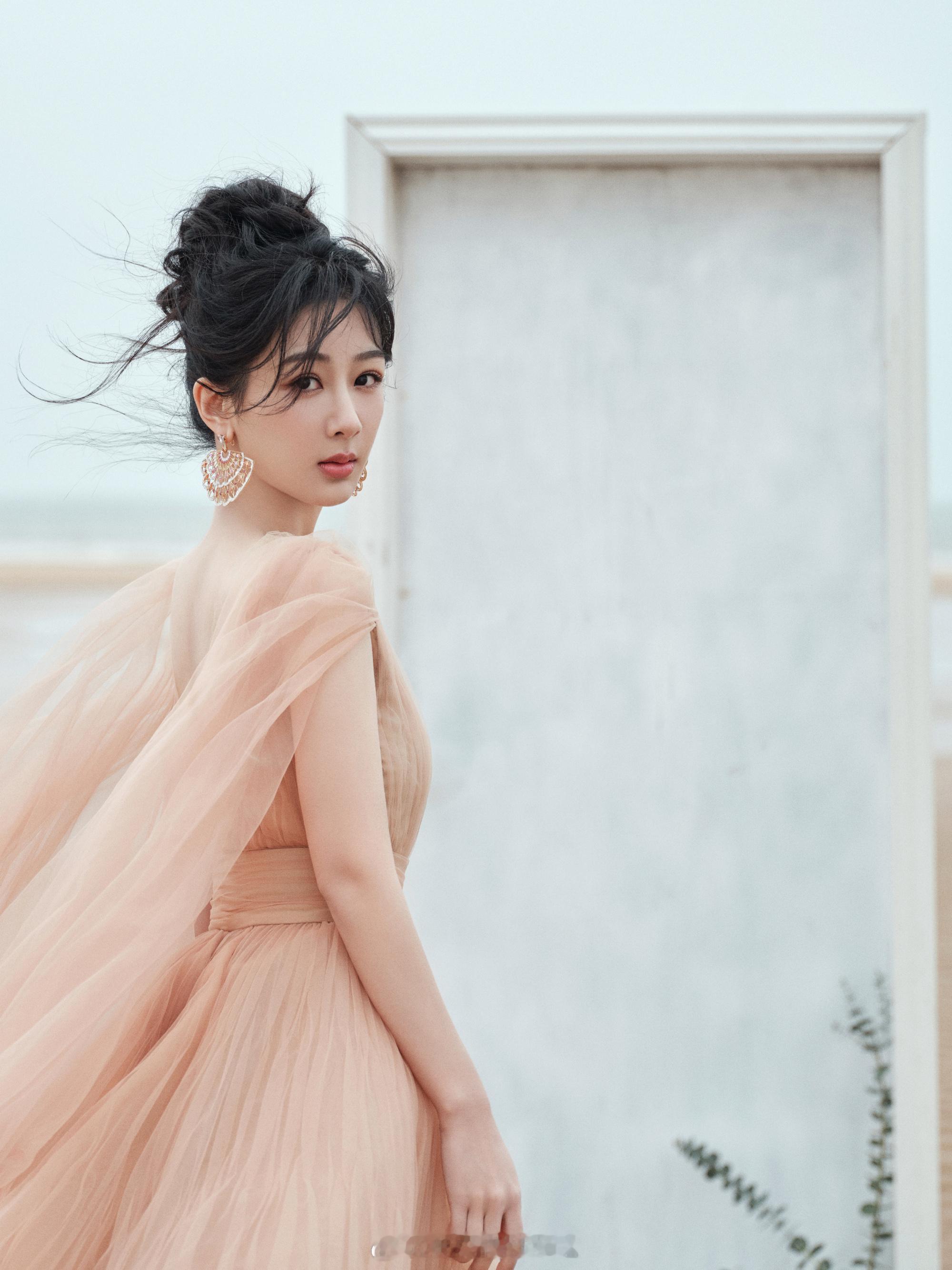 杨紫花影缤纷曼妙温柔 