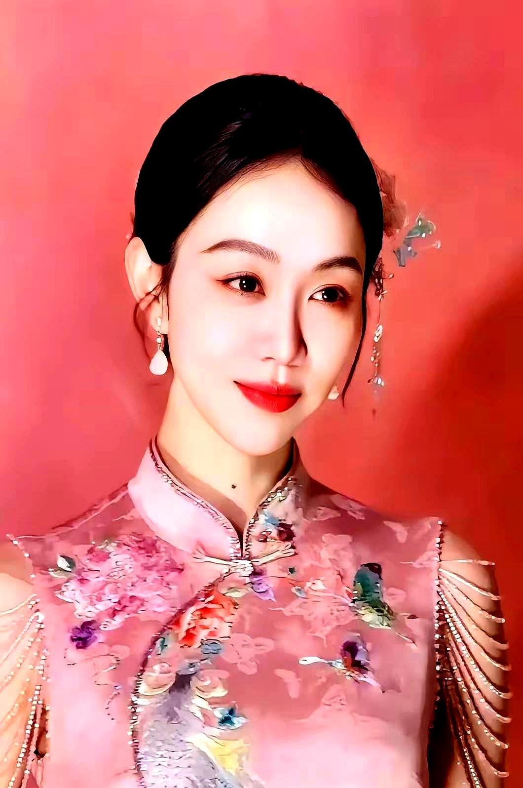 39岁空降春晚，几秒钟就让全场屏息，董卿周涛的时代真过去了？
 
她站在台上，背