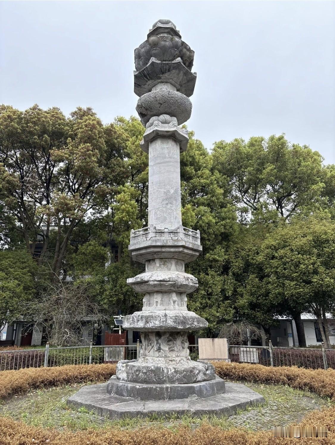 这座唐代经幢名为松江唐经幢，全称“佛顶尊胜陀罗尼经幢”，现存放在上海市松江区的中