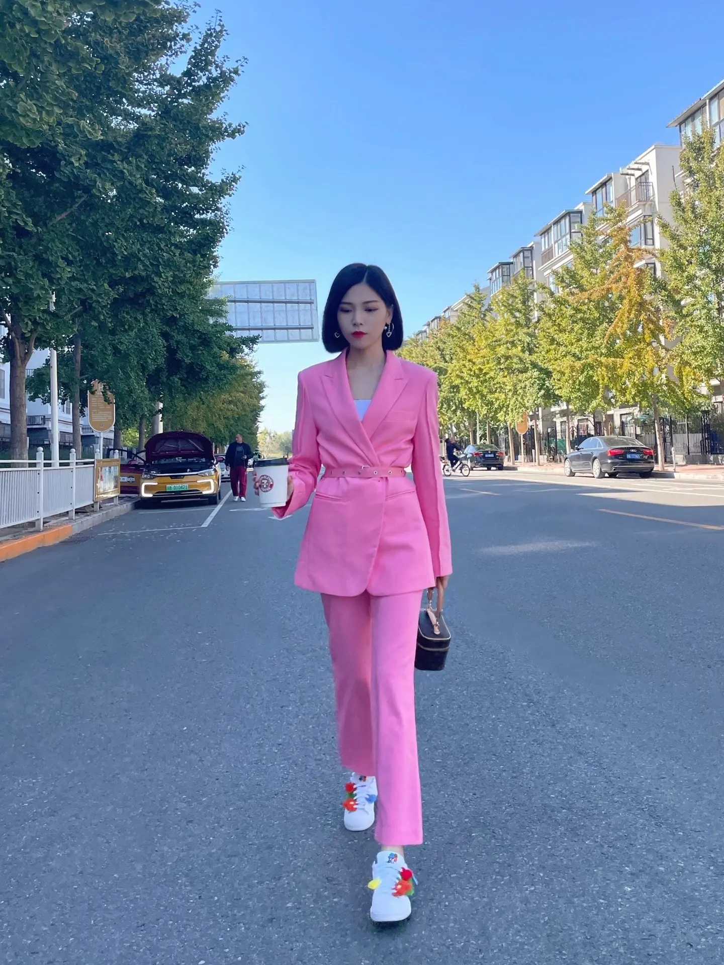 粉色西服套装好让人心动不已呀💓。粉色西服套装真的好让人心动，粉粉嫩嫩...