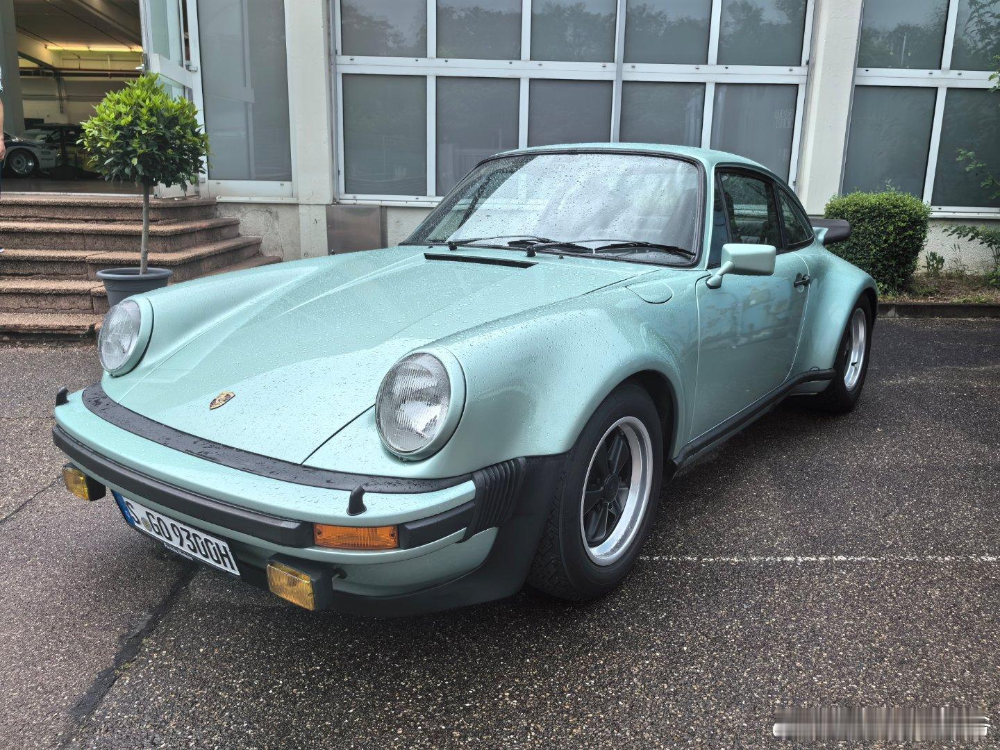看看第一代保时捷911 Turbo，传说中的黑寡妇，是怎么个事儿[doge]  