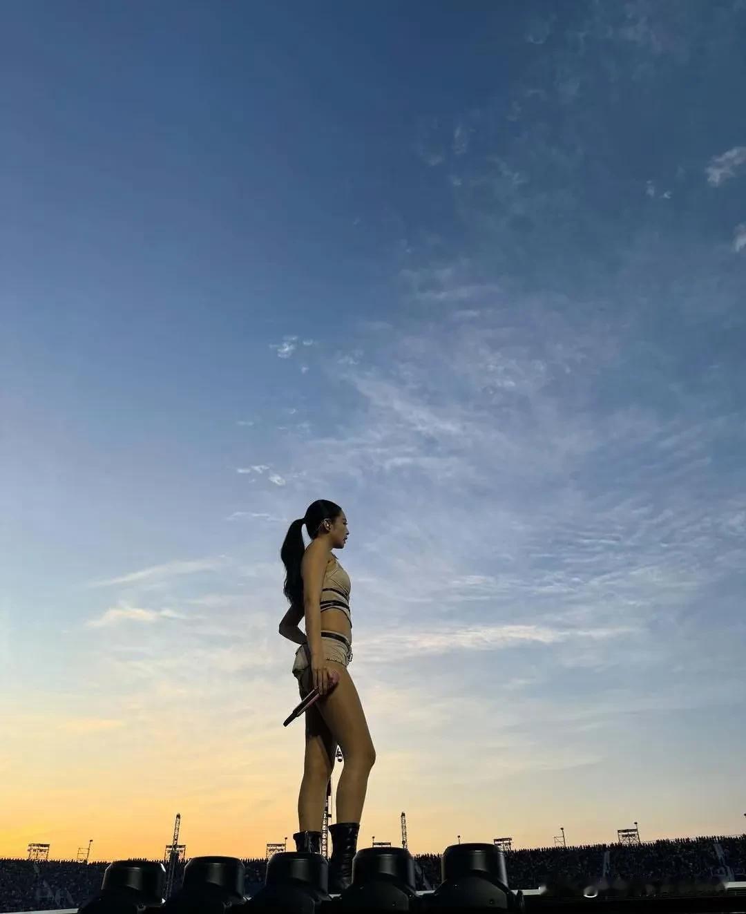 珍妮这身衣服是粉色的还是白色的呀？这身材比例简直了，四肢特别修长呢！就连小腹的线
