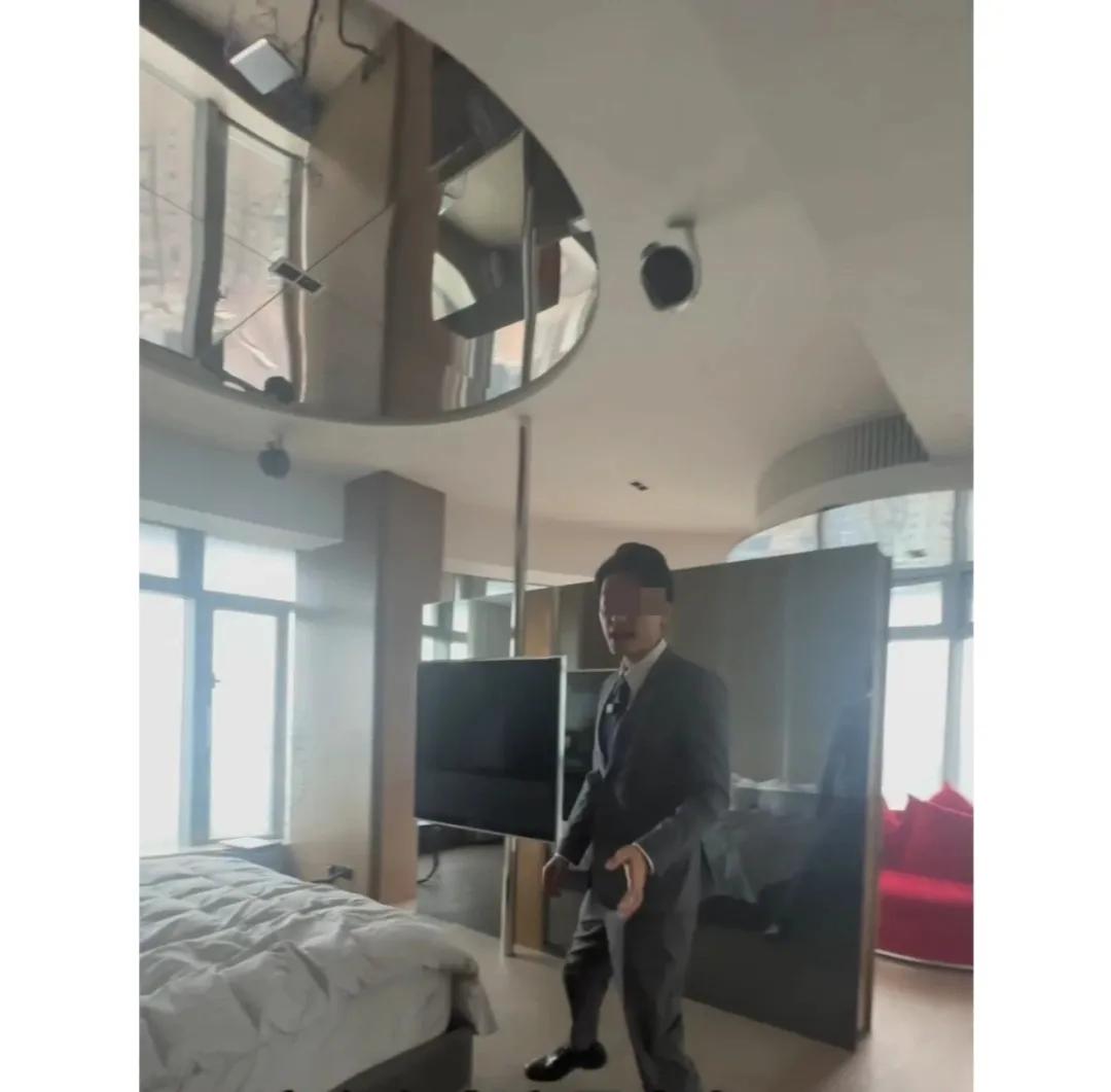 洗米华旧爱豪宅出售，卧室天花板和床尾全是巨幅镜面。看来美女睡觉的时候一定是要照镜