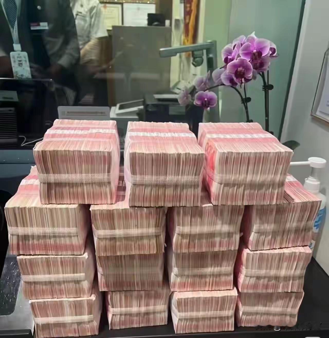 一个普通家庭，一辈子能存多少钱？

普通的工薪阶层，一辈子都在为钱奔波，那到底能