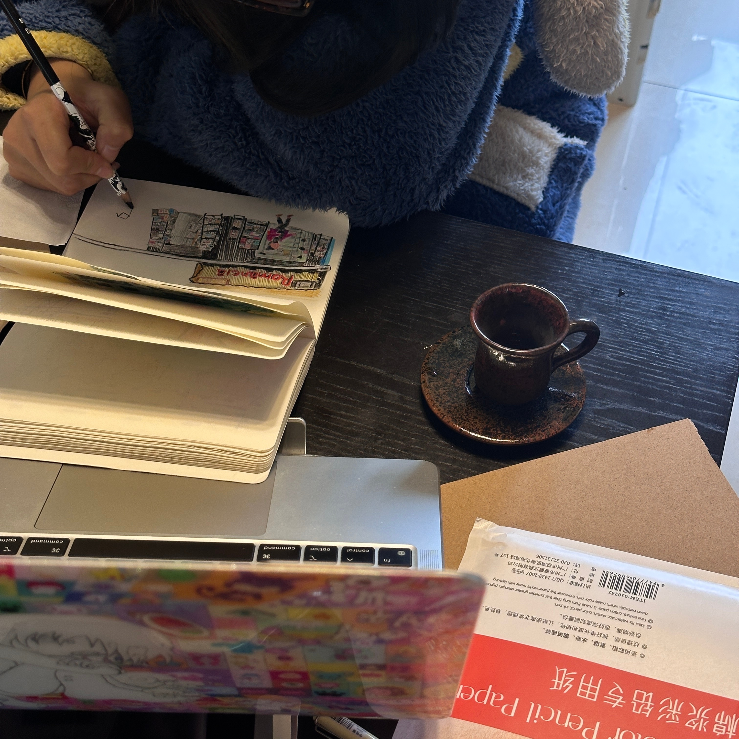 年纪越大好像越难找到一件持之以恒的事情猪妹今年开始重新画画了✍️她以前就学过绘画