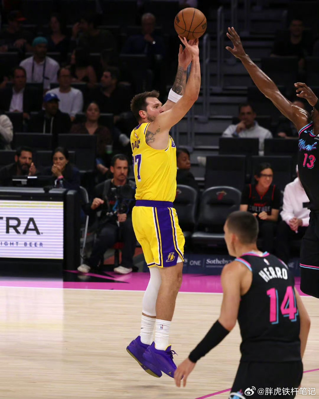 东契奇三节狂砍40分，詹姆斯7中7完美发挥，湖人单节净胜热火15分今日NBA常规