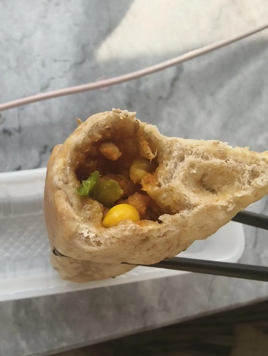 爱是碗夹生的饭 我们都默不作声的咽了又咽