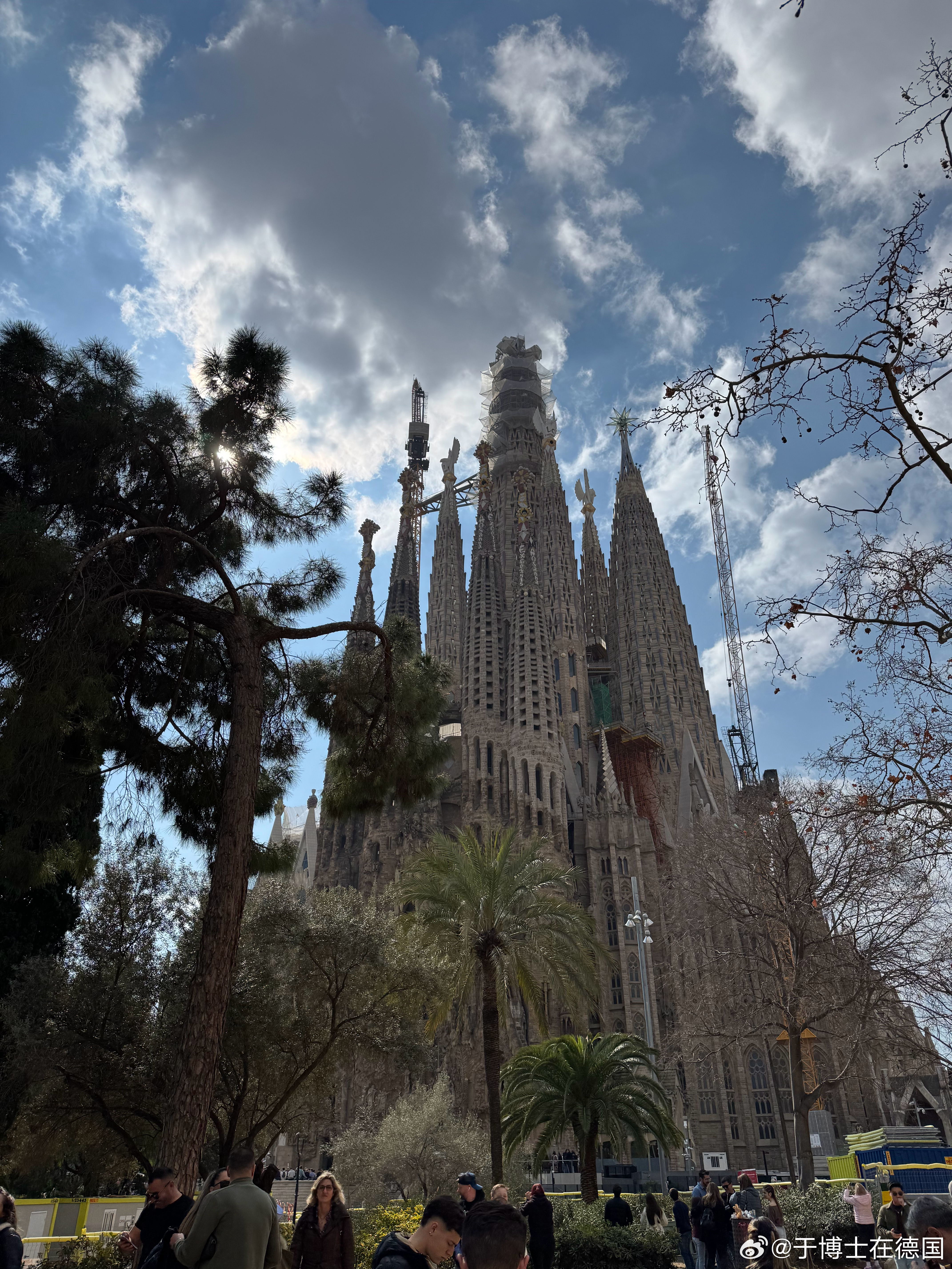 没有什么比在巴塞罗那结束了游客到处打卡的一天，吃上一杯希腊冻酸奶来结束忙碌的一天