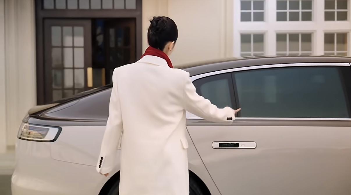 一看佟丽娅就没少坐尊界S800，手势开门关门、隐私车窗和幕布、华为手机操控、零重