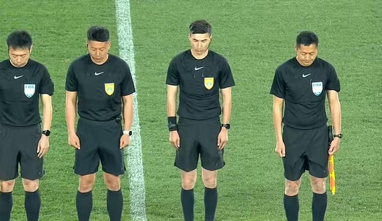 备受关注的辽宁德比开赛前，两支球队和现场的球迷举办了一个小小的默哀仪式，因为22