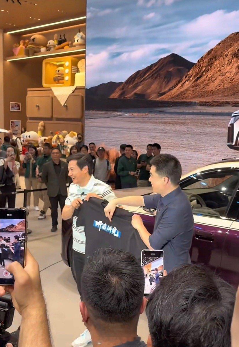 2026北京车展 2026 北京车展雷军探访理想展台。北京车展潮这看308_IO