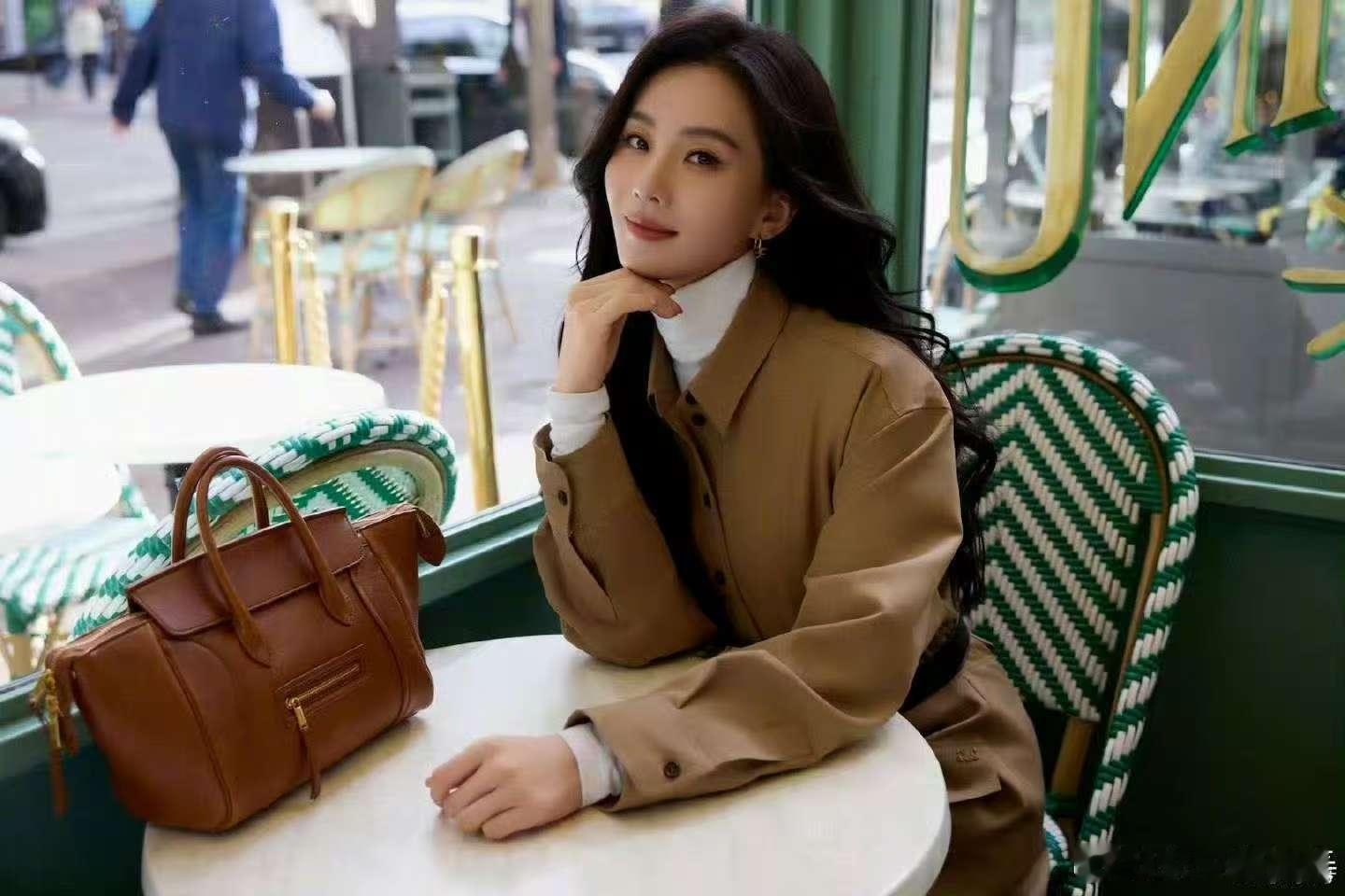 刘诗诗陈哲远王安宇celine官方图刘诗诗陈哲远王安宇看秀官方出图刘诗诗陈哲远王