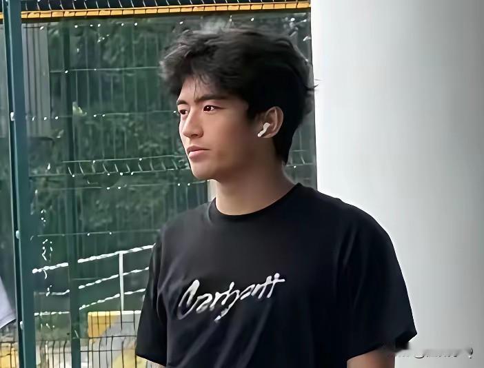谢霆锋大儿子Lucas拿到剑桥大学offer，还是物理系，掷地有声，这已经给所有