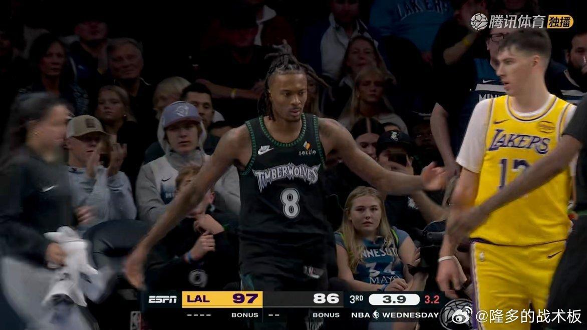 海斯被海兰德造成个人第5次犯规[晕]湖人vs森林狼 ​​​