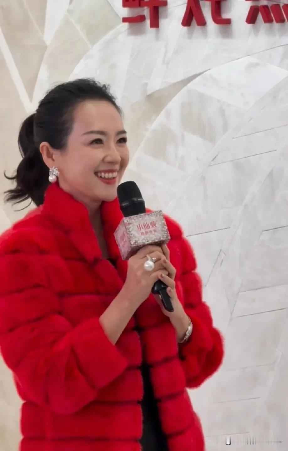 哇塞，说真的，每次看到张子怡，我都惊讶时光咋就没在她脸上留下啥痕迹呢？就像被冻龄