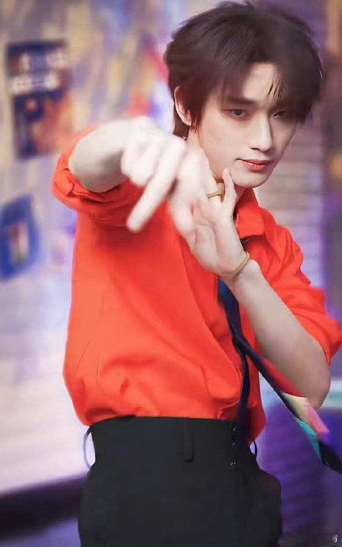 丁程鑫倪鼠摇来了丁程鑫cha了倪鼠摇你好星期六 丁程鑫的倪鼠摇太有味道了，拽酷松