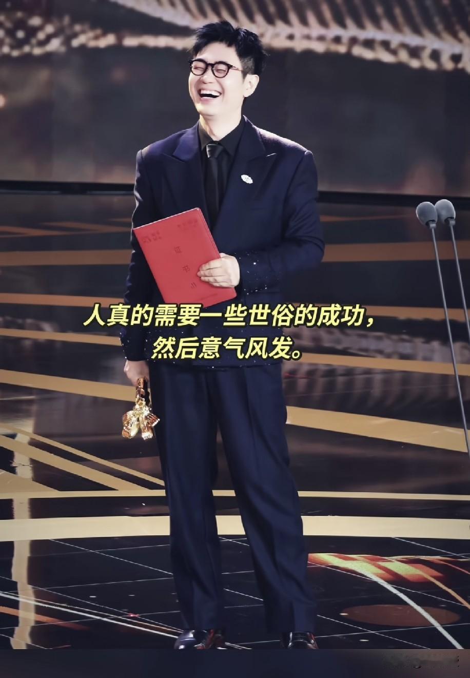 有梦想谁都了不起
我们需要更多大鹏这样的
更多这样的不走寻常路的成功
而不是制式