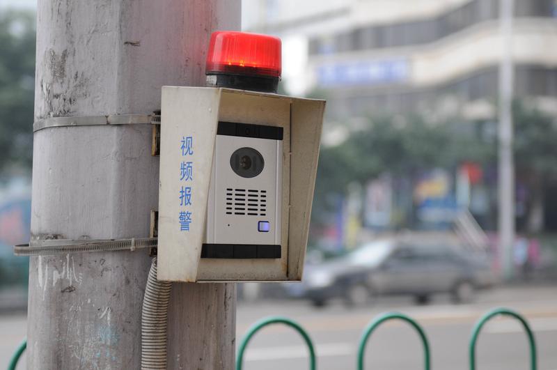 女子因找不到男朋友，连续报警23次谎称男友要自杀。执法民警怒斥：成年人了要对自己