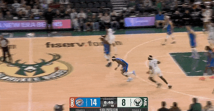雷霆门面亚历山大真是太嚣张了！NBA季前赛，在雷霆对阵雄鹿的第一节比赛中，亚历山