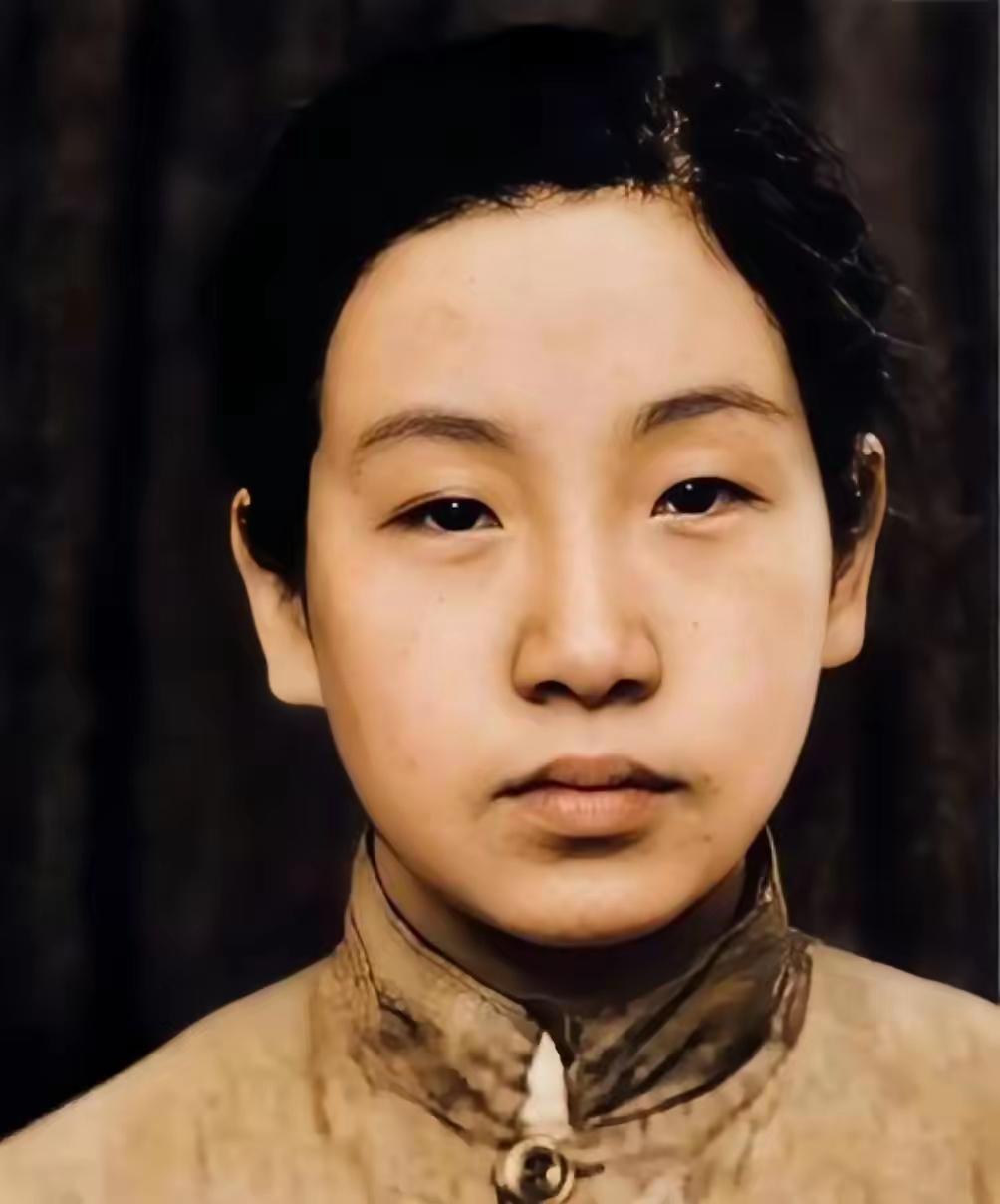 渣滓洞最阴毒的刑具，根本不是烧红的烙铁，也不是扎进指甲缝的竹签。

先纠一个被小