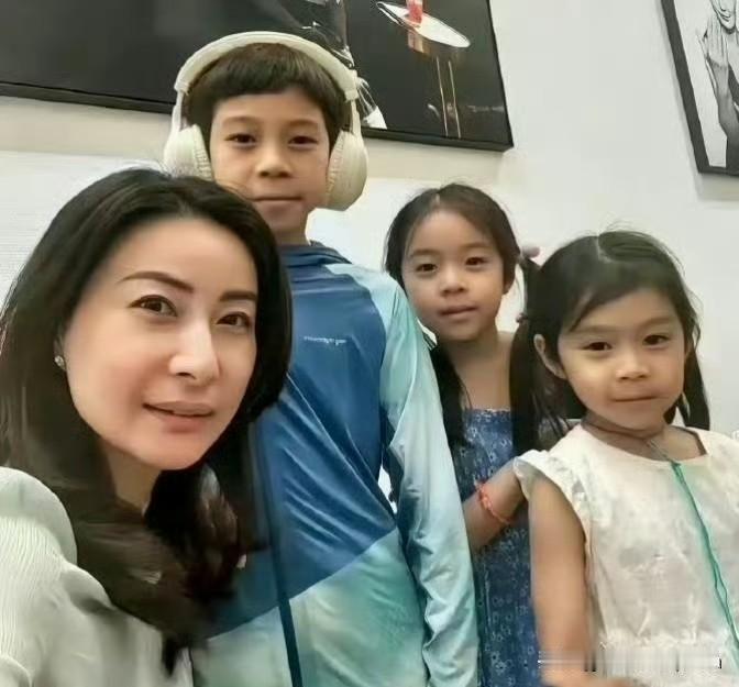 哇，郭晶晶家的基因分配也太公平了吧！
三个娃完美继承了爸妈的特点。
儿子眉眼间完