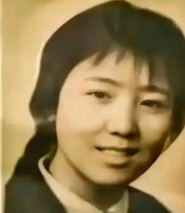 1972年，泥瓦匠张复生迎娶了女知青乔献华。新婚夜，他发现妻子的腰很粗，面对他的