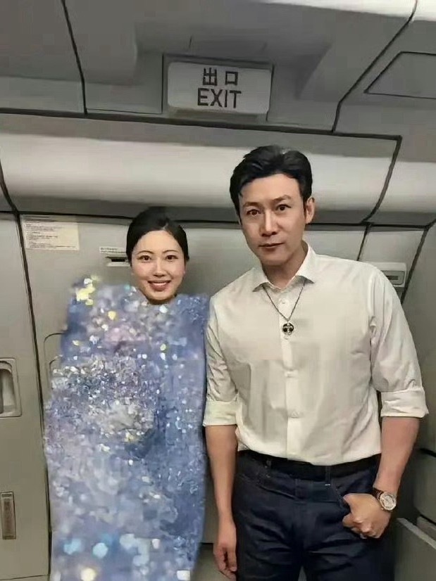 不懂就问：空姐不能和明星合照吗？如果是，为什么马赛克的是衣服，而不是脸 