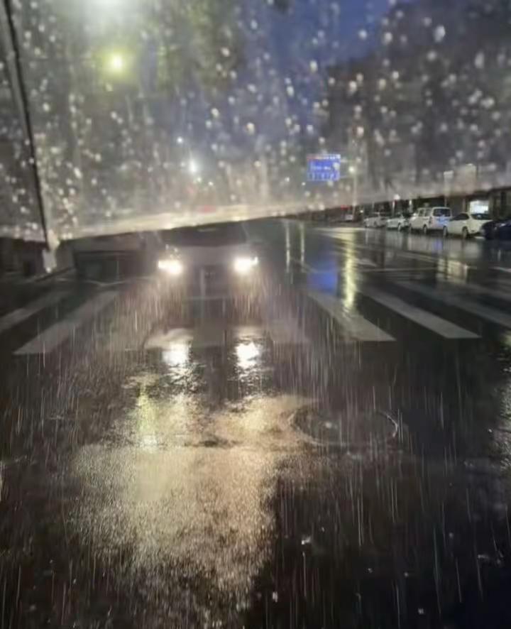 🌧️但预报有雨 有雨 有雨，我的心犹豫 犹豫 犹豫下雨