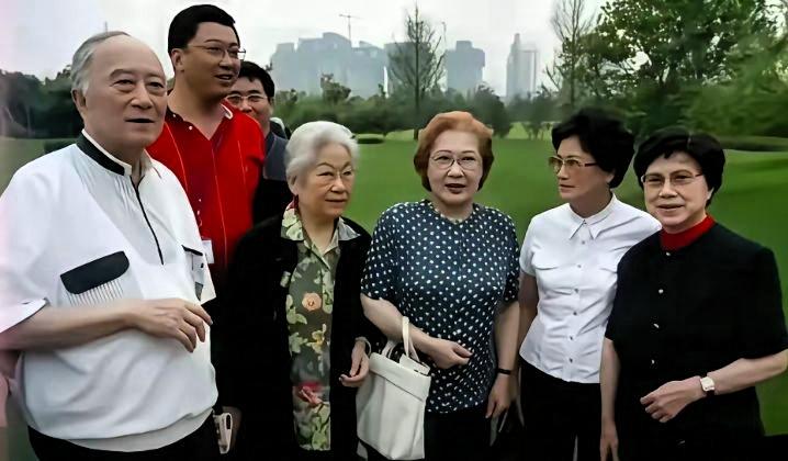 认识这六位老前辈的都是资深影迷吧，不瞒你说，我一个都没认出来。
 
这张合影里，
