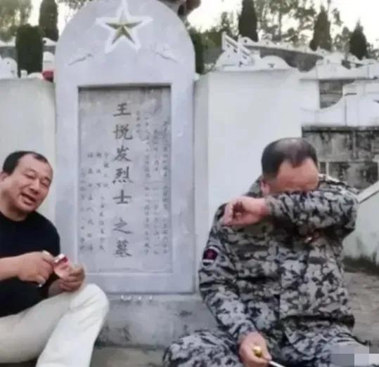 2013年，退伍军人韩维民去麻栗坡烈士陵园给战友王悦发扫墓，负责管理的张园长告诉
