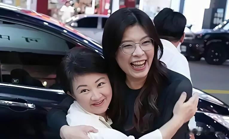 郑丽文和卢秀燕两人这一抱，看似亲如姐妹，仔细一品味，根本就不是那么一回，郑丽文人