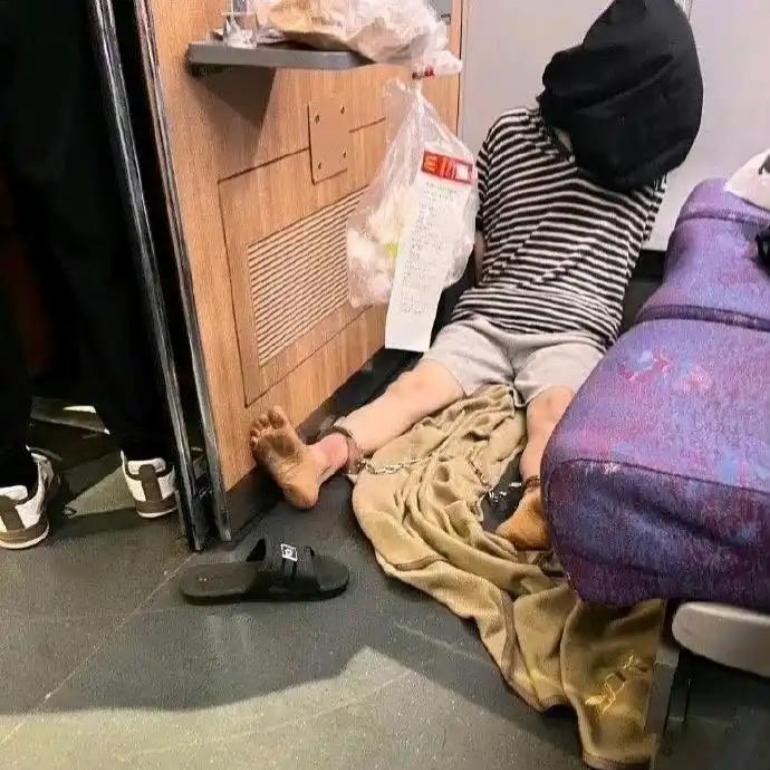 法网恢恢疏而不漏，高铁上的一幕让人警醒
 
高铁车厢里偶然拍到一幕，乘客头戴头套