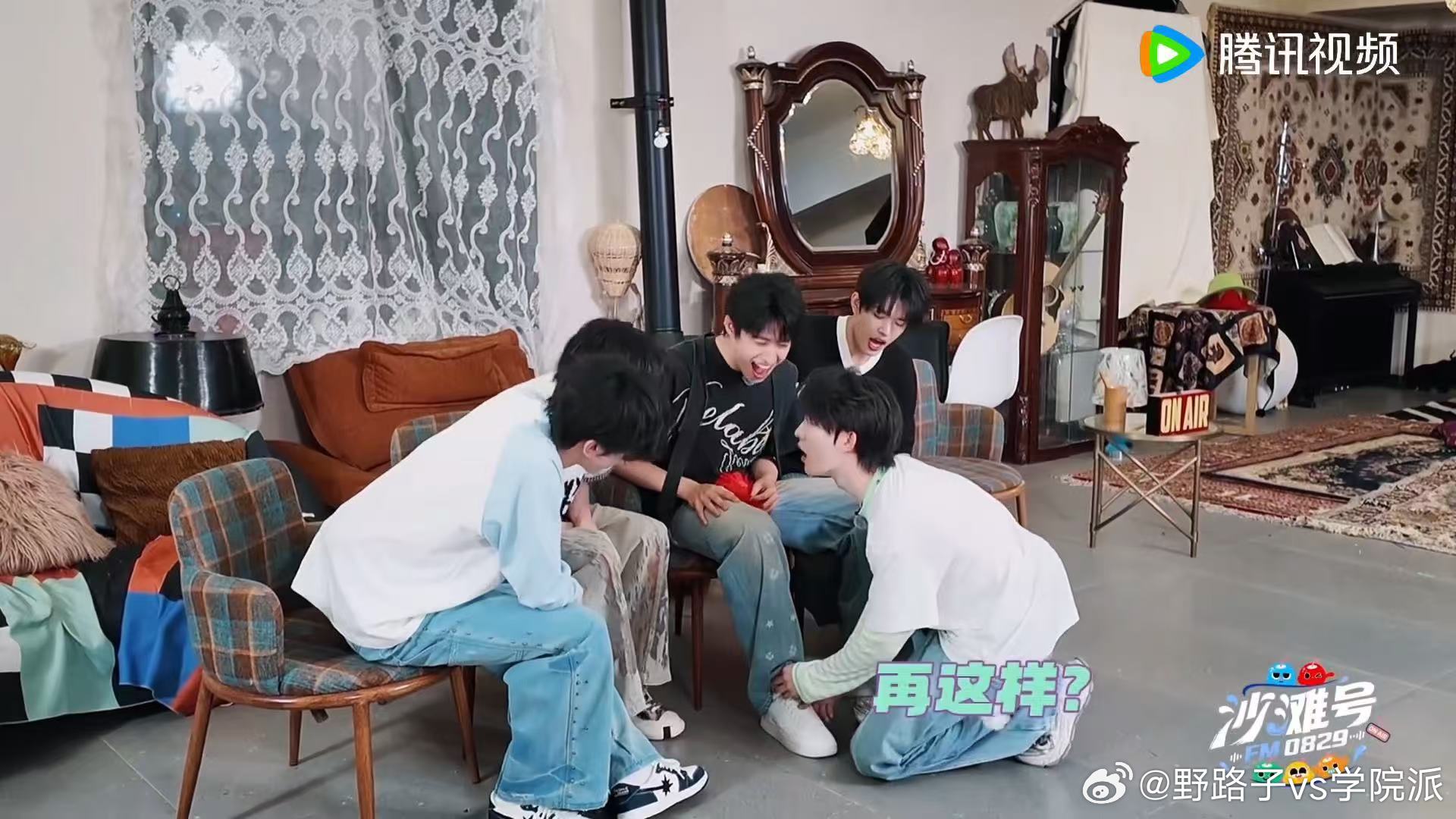 苏新皓边看左航边给朱志鑫系鞋带苏新皓以为左航想说什么一路向海的少年 左航全程反复