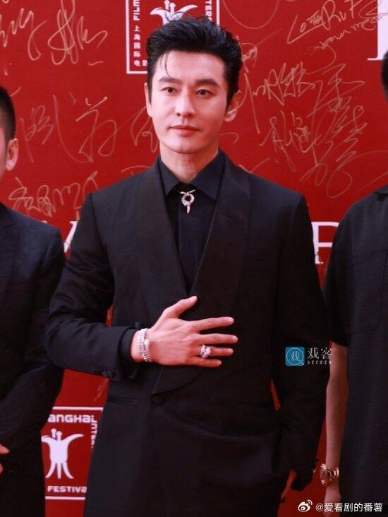 #黄晓明红毯状态#黄晓明现身红毯，状态绝佳。他身着精致礼服，身姿挺拔，宛如优雅的