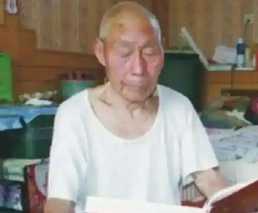 1949年，金门战役中，我军登岛的9000名将士全军覆没，不是牺牲就是被俘，10