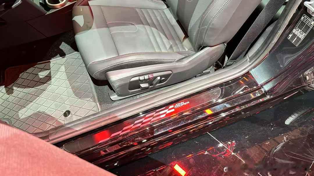【油/电MINI的John Cooper Works对比，落地差13万，燃油版细