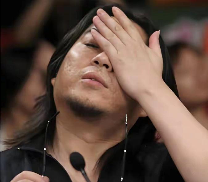 高晓松在国内被骂得体无完肤，却死活不肯挪窝去他心心念念的“灯塔国”。

按理说，