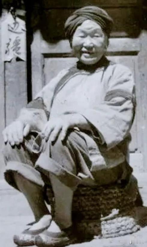 1943年，一女乞丐被日伪军拦了下来，让她当众脱光衣服，危急关头，她拿出随身携带
