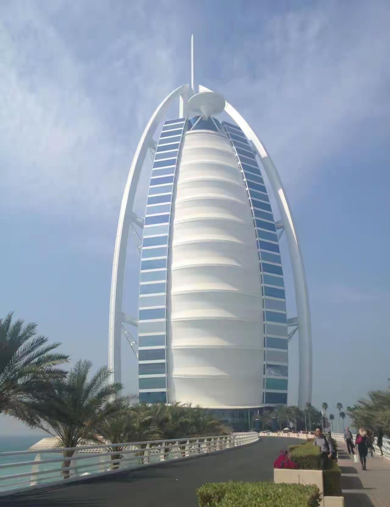 多美的建筑
迪拜的帆船酒店在被伊朗袭击前是多么的漂亮啊！很久以前去过，但是没有入