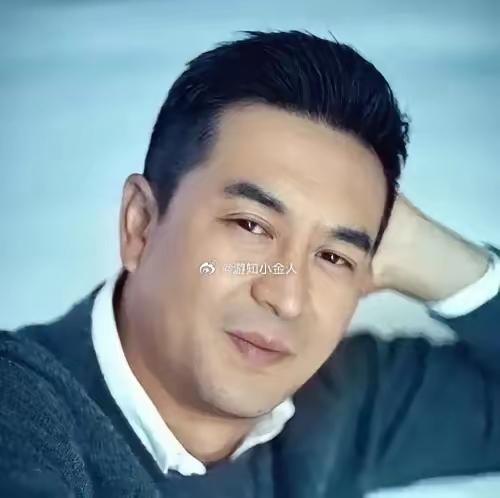 曾经，张嘉译的前妻杜珺，竟然当着媒体的面，怒斥：“他之所以娶我，就是想利用我，靠