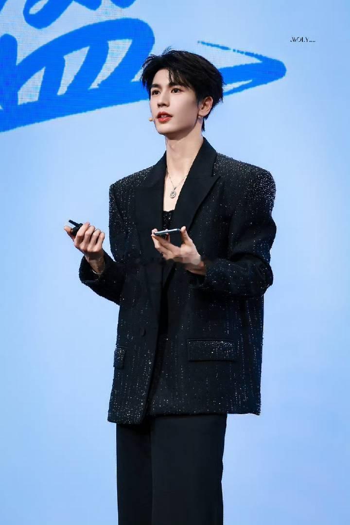 狐厂评选内娱男星里的智性恋天菜🈶：易烊千玺、张凌赫、丁禹兮 